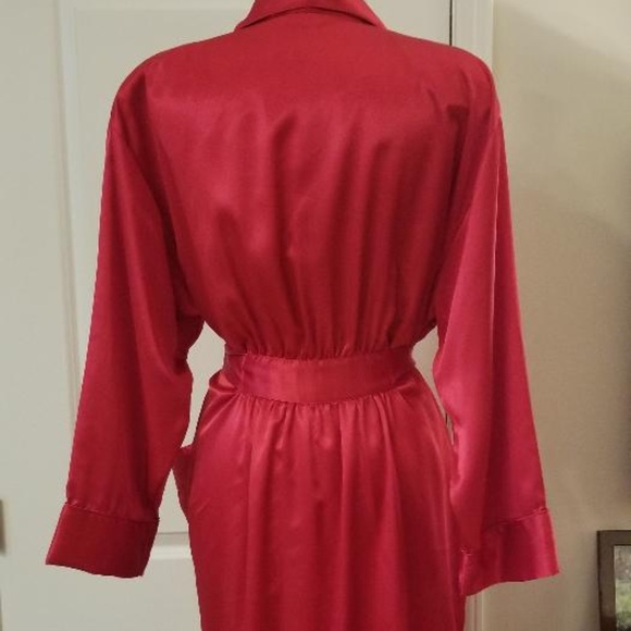 VS Robe - Picture 2 of 3